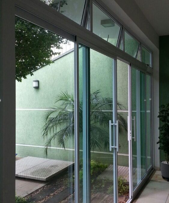 Portas de correr: elegância e economia de espaço com um ótimo custo-benefício