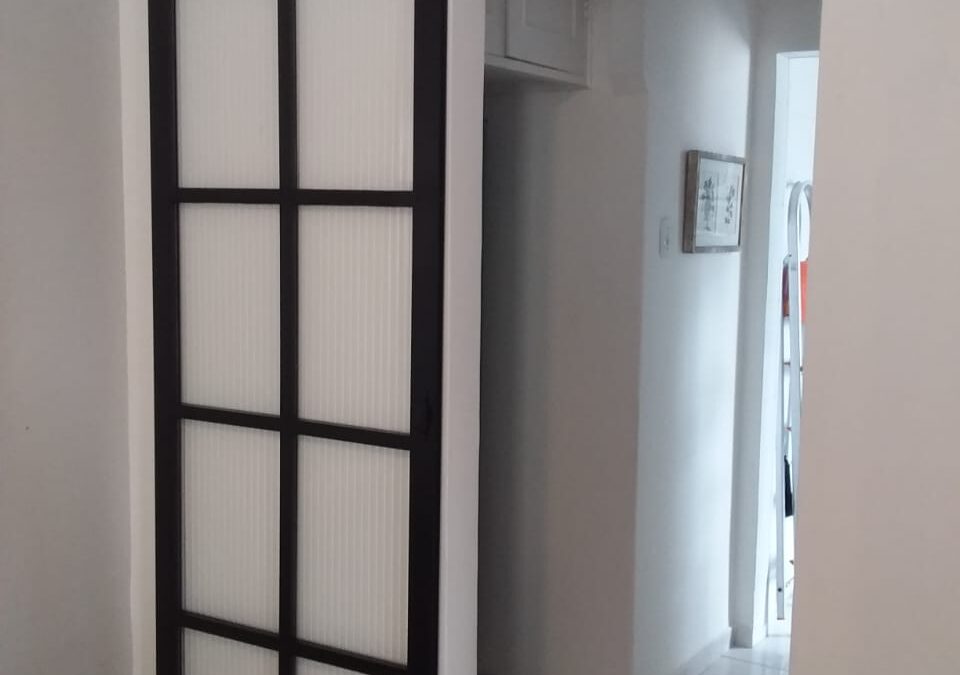 Como instalar porta de correr? Confira essas dicas para evitar problemas!